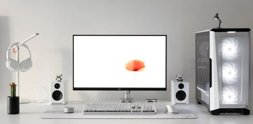 3 Minimalist Desk Setups 199